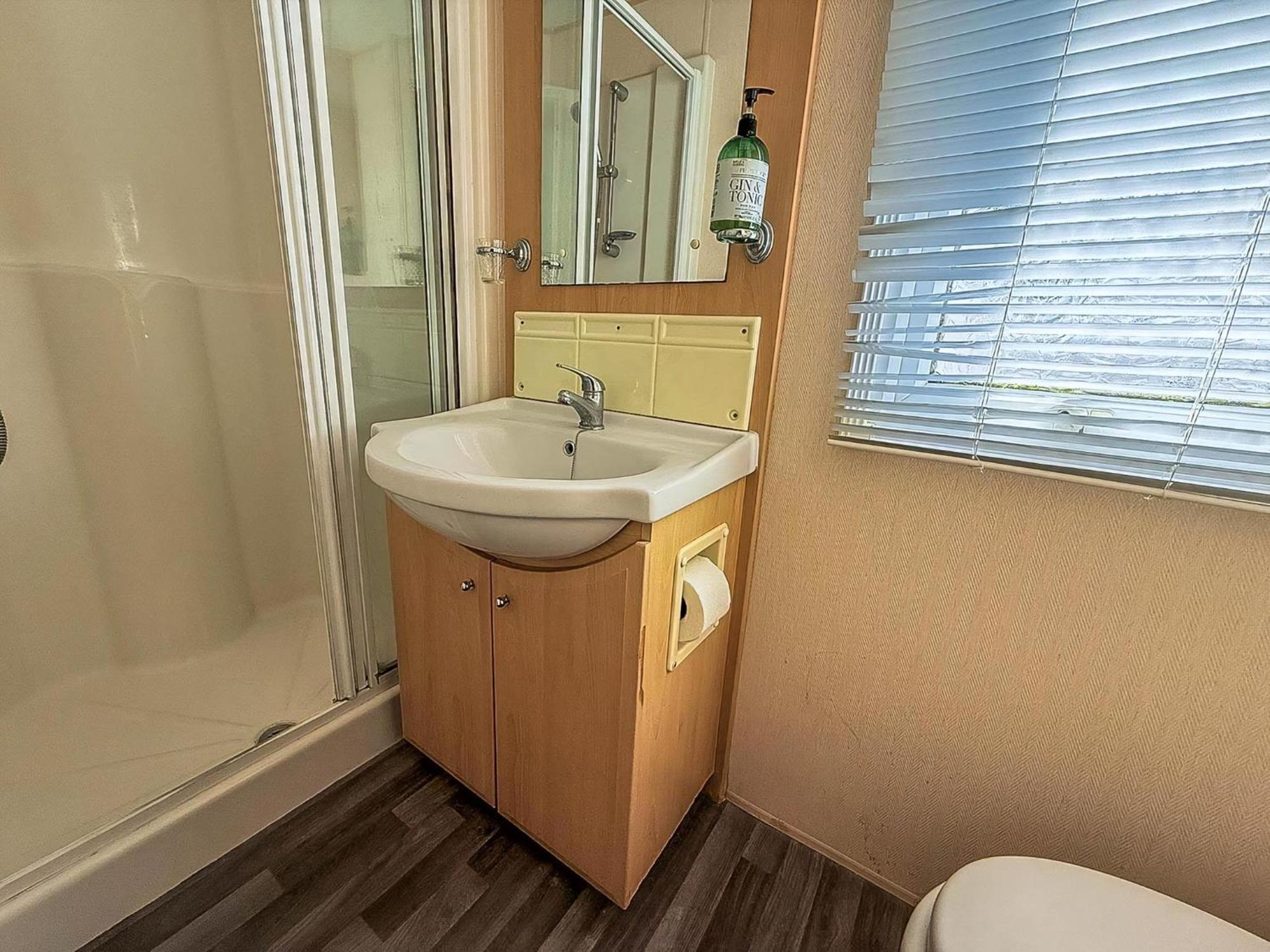 8 Berth Caravan With Decking To Hire At Naze Marine In Essex Ref 17045Nm Walton-on-the-Naze Exterior photo